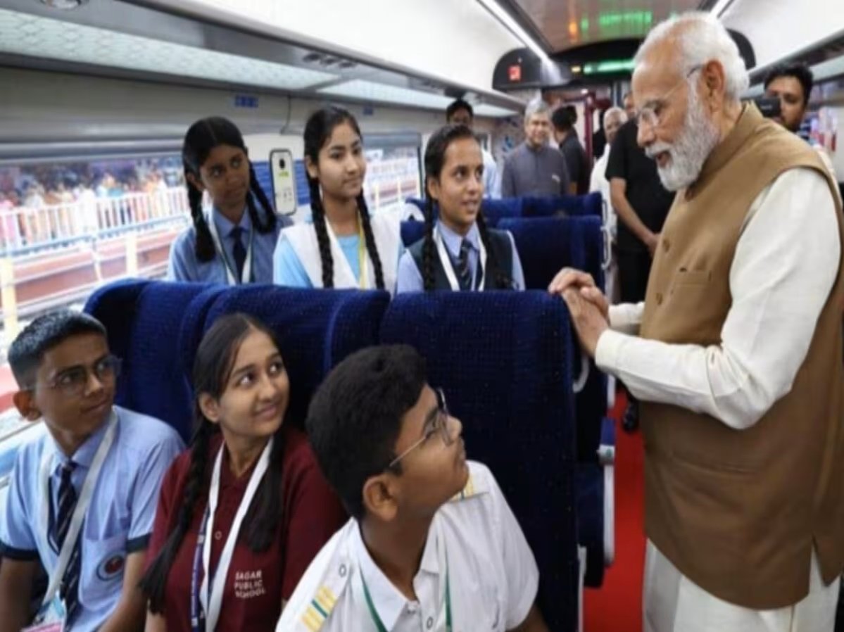 pm_modi_with_school_childrens_1697514595 (1)