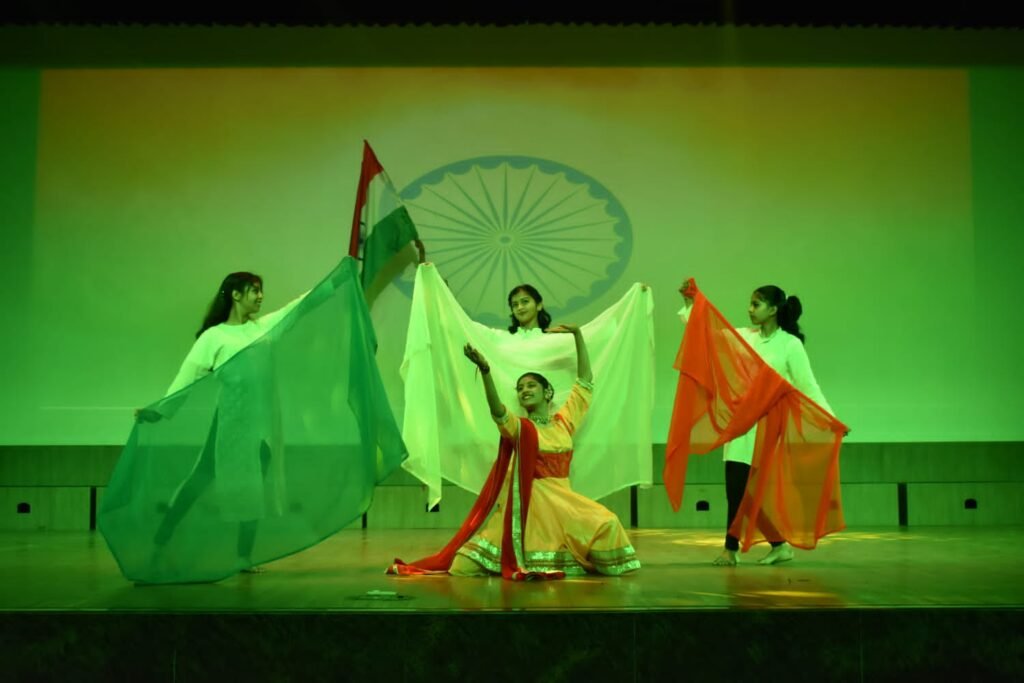 गणतंत्र दिवस पर तिरंगे के रंग में रंगे दिल्ली एनसीआर के मॉल और सोसाइटीज, गूंजे देशभक्ति के तराने