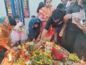 पैरामाउंट गोल्‍फ फोरेस्‍टे सोसायटी के मंदिर में रुद्राभिषेक करते लोग