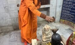 महंत देव सती गिरी ने त्रिवेणी संगम का जल चढ़ाया, श्रद्धालुओं ने किया स्वागत